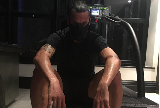 Ibra tap luyen voi mat na mau den bi an hinh anh