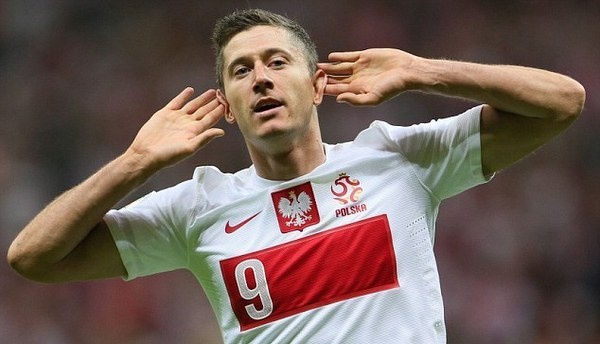 Lewandowski dung tay choi bong nhu Henry hinh anh