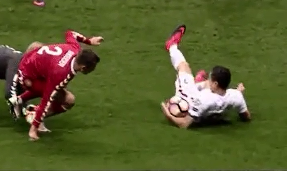 Lewandowski dung tay gay bong anh 1