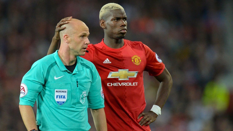 Trong tai nguoi Manchester bat tran Liverpool - MU hinh anh