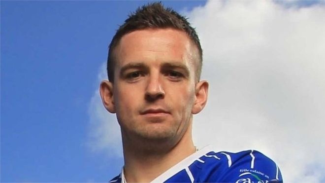 Vuong nhan vao bo rao, cau thu dut lia ngon tay hinh anh