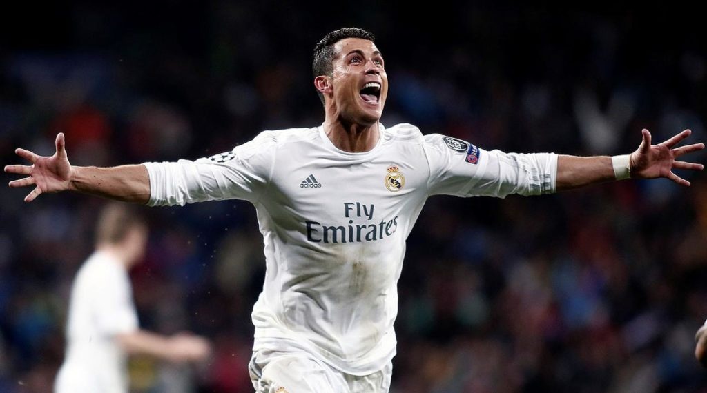 Sap ky hop dong moi, CR7 lai vuot Messi ve luong hinh anh