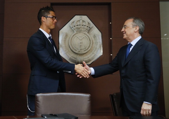 Ronaldo ky hop dong moi anh 1