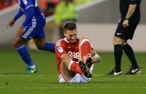 ‘Lord’ Bendtner tho binh oxy, roi san bang cang hinh anh