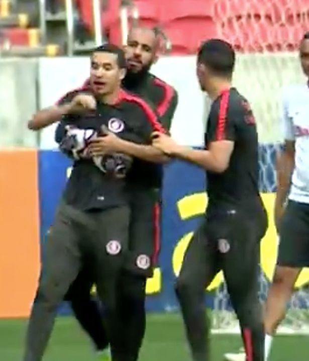 Anderson đấm đồng đội chảy máu ảnh 1 Anderson dam dong doi chay mau anh 1