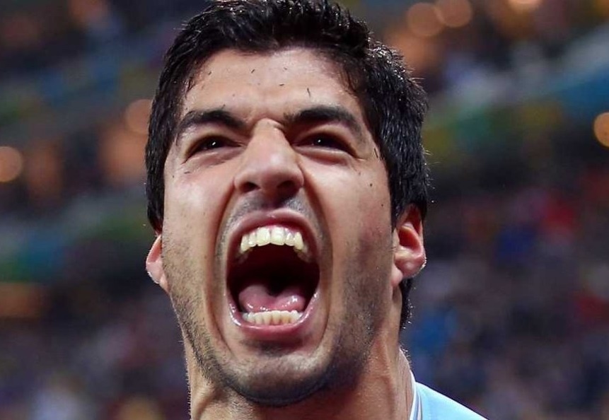 Suarez dam vao dau cua doi thu hinh anh
