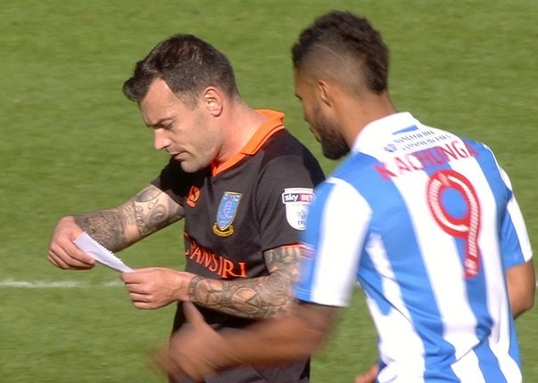 Cau thu cuop manh giay ghi chien thuat cua doi ban hinh anh