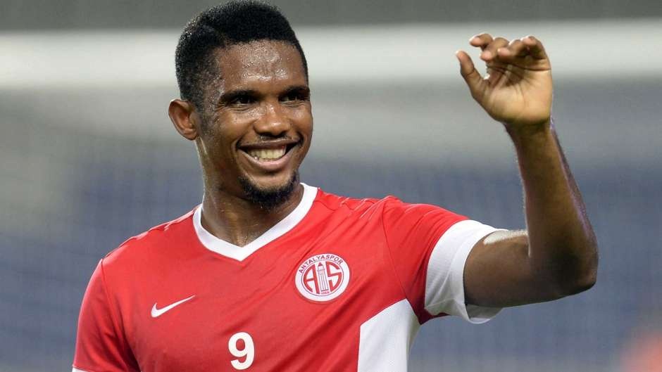 Eto’o mao hiem cuoc 100.000 euro voi fan hinh anh