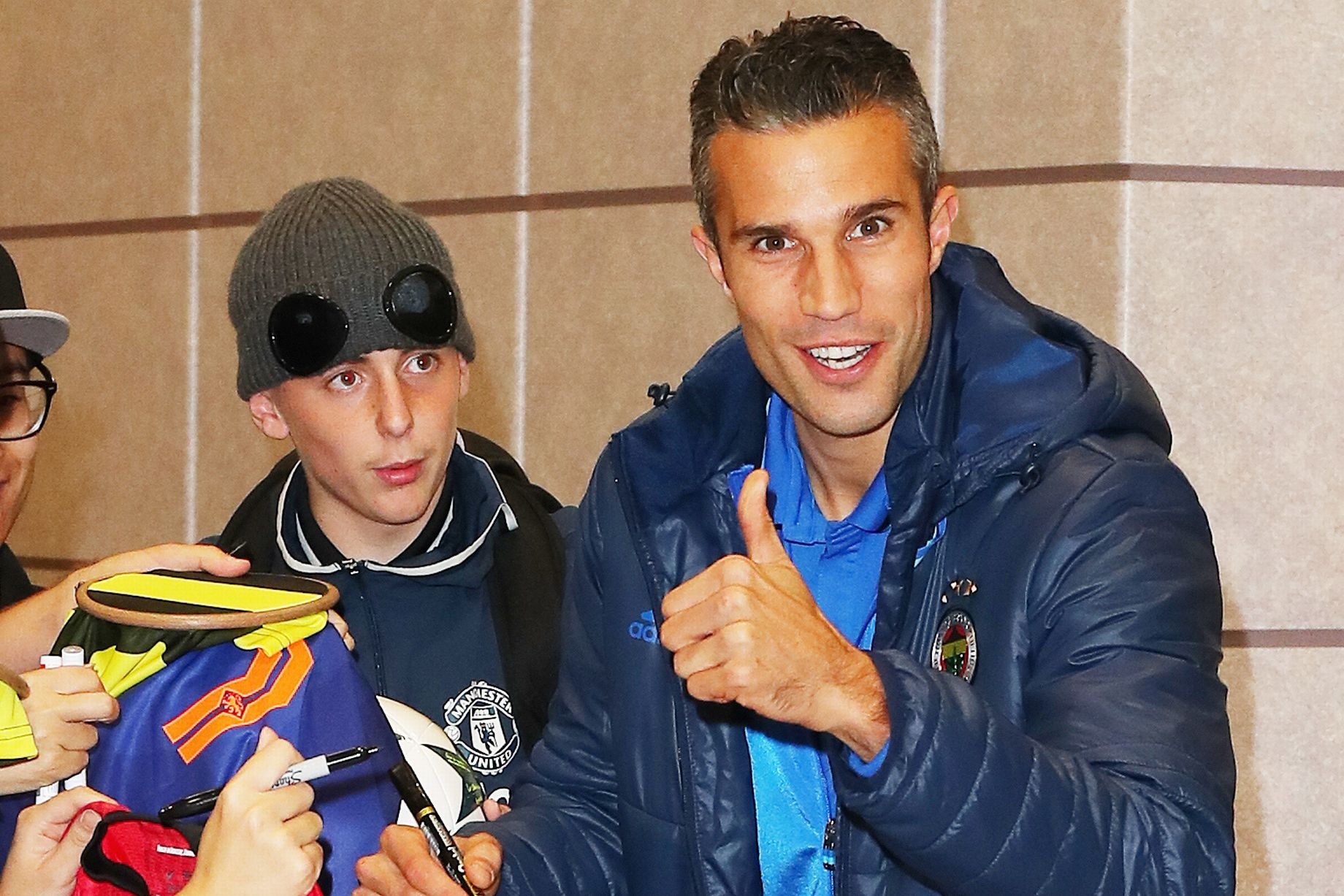 Van Persie chap nhan ky len ao MU hinh anh