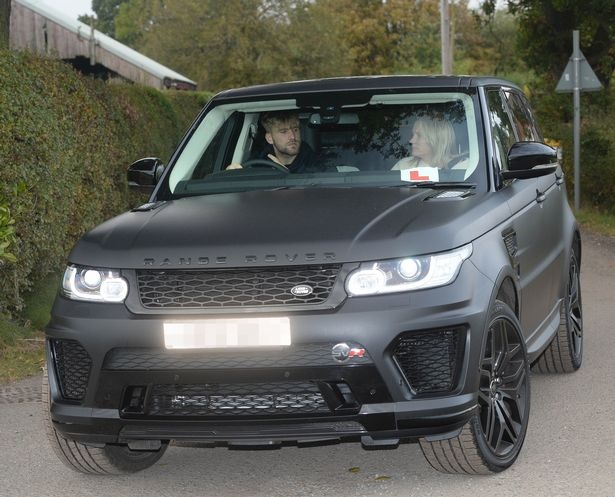 Luke Shaw nho me day lai xe anh 4