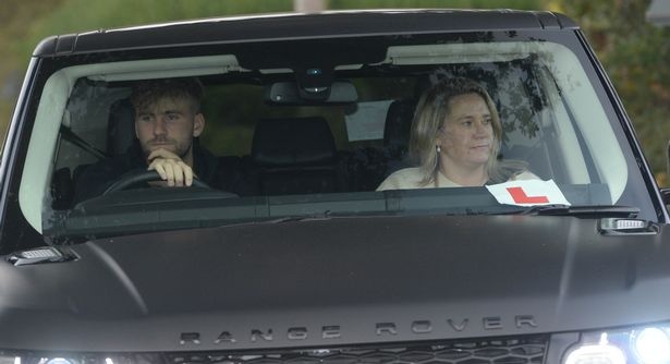 Luke Shaw nho me day lai xe anh 3
