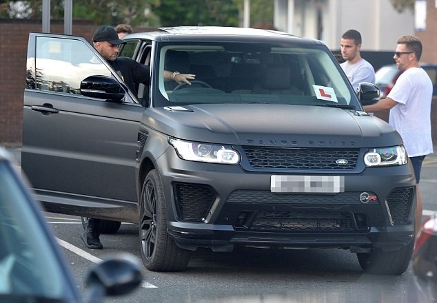 Luke Shaw nho me day lai xe anh 2