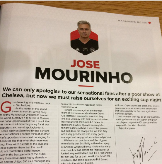 Mourinho vái xin lỗi cổ động viên MU ảnh 4 Mourinho vai xin loi co dong vien MU anh 4