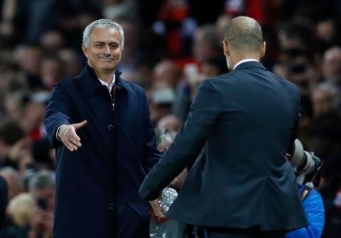 Mourinho vái xin lỗi cổ động viên MU ảnh 5 Mourinho vai xin loi co dong vien MU anh 5