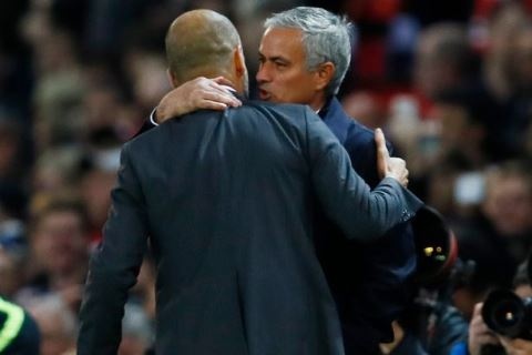 Mourinho vái xin lỗi cổ động viên MU ảnh 6 Mourinho vai xin loi co dong vien MU anh 6