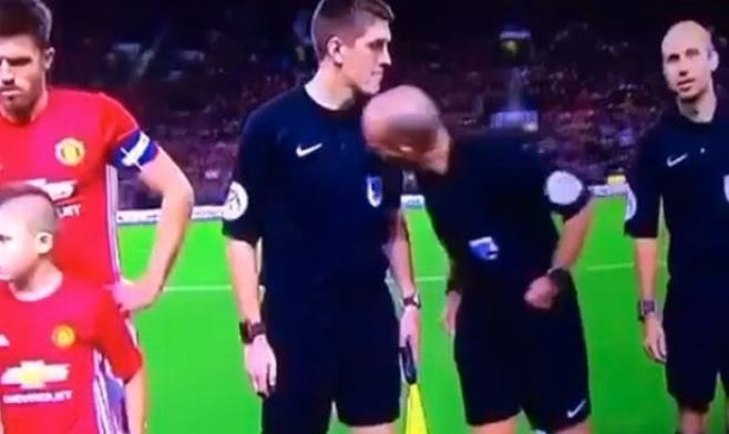 Mourinho vái xin lỗi cổ động viên MU ảnh 10 Mourinho vai xin loi co dong vien MU anh 10