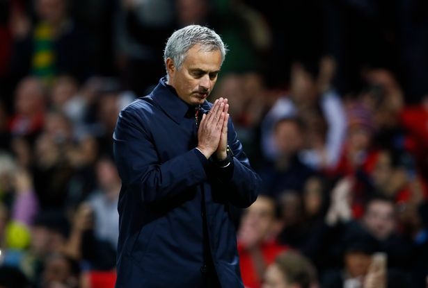 Mourinho vái xin lỗi cổ động viên MU ảnh 2 Mourinho vai xin loi co dong vien MU anh 2