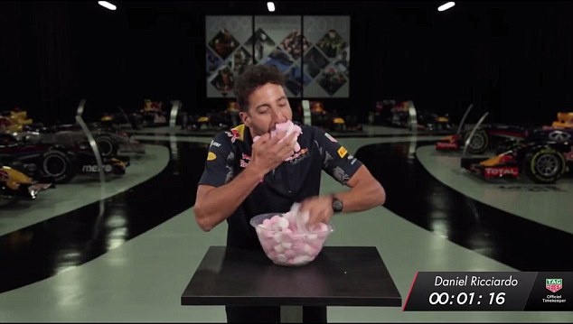 tay dua hoa trang tham du le hoi nguoi chet anh 8