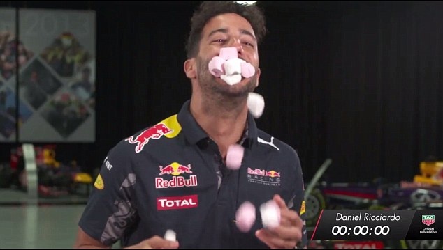 tay dua hoa trang tham du le hoi nguoi chet anh 9