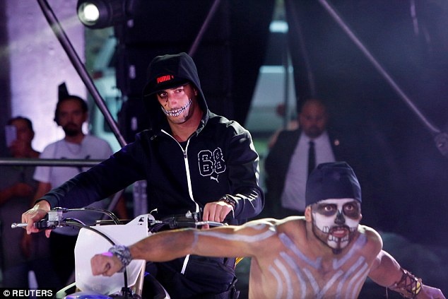 tay dua hoa trang tham du le hoi nguoi chet anh 10