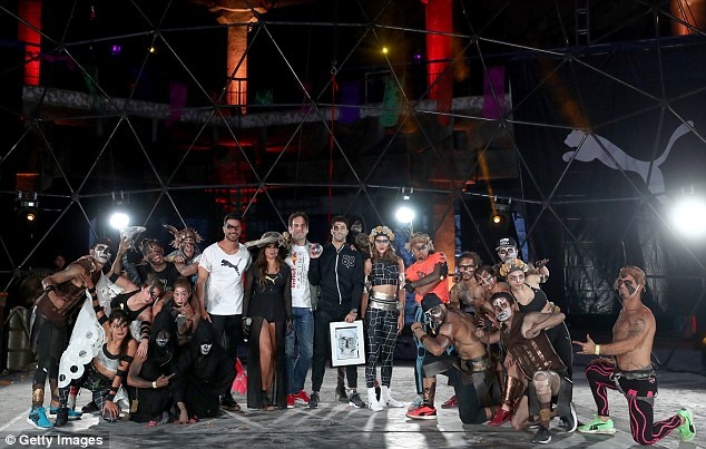 tay dua hoa trang tham du le hoi nguoi chet anh 11