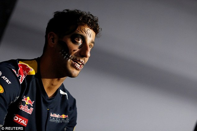 tay dua hoa trang tham du le hoi nguoi chet anh 1