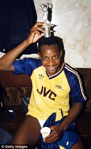 Arsenal mac ao co dien anh 6