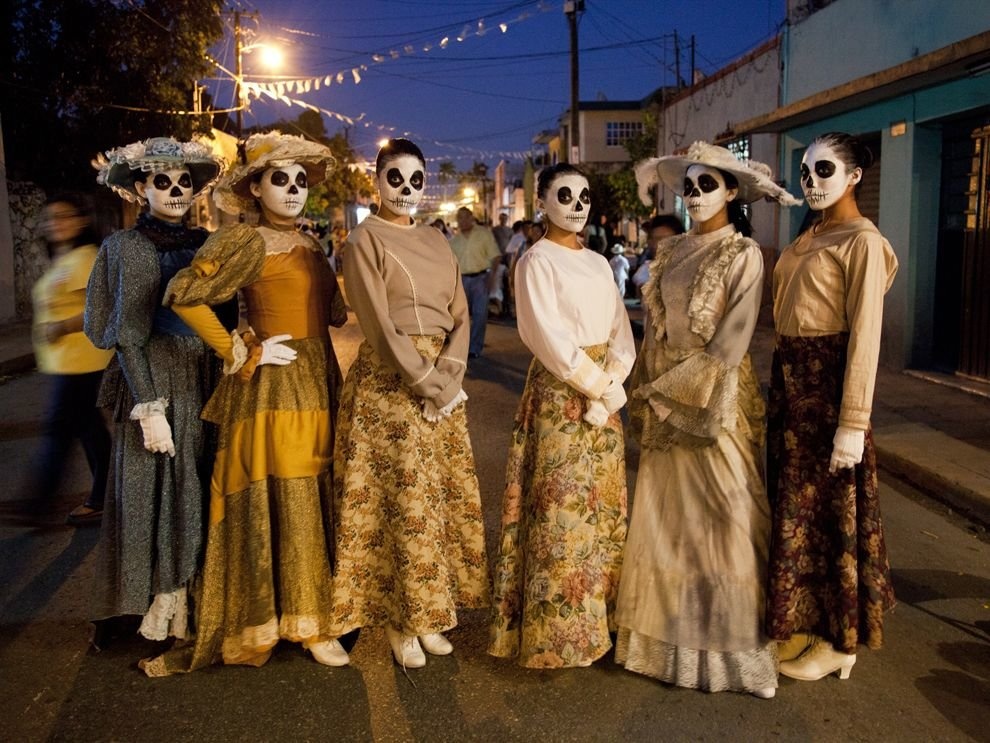 tay dua hoa trang tham du le hoi nguoi chet anh 14