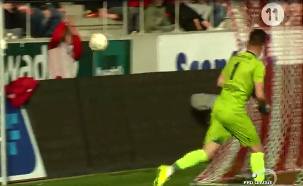 Thu mon nem bong vao mat thieu nien tinh nguyen hinh anh