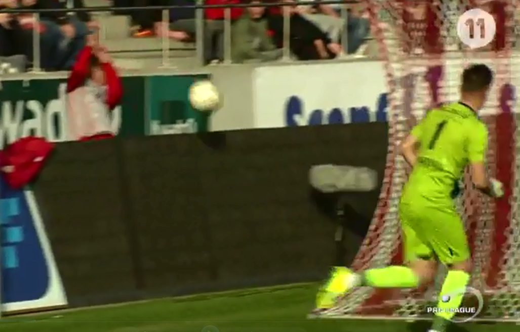 thủ môn ném bóng vào mặt thiếu niên tình nguyện ảnh 1 thu mon nem bong vao mat thieu nien tinh nguyen anh 1