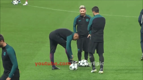 Bi choi kham, Neymar trung mat muon xu ly Suarez hinh anh