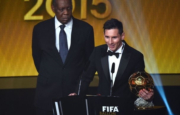 FIFA lap giai thuong canh tranh voi Qua bong vang hinh anh