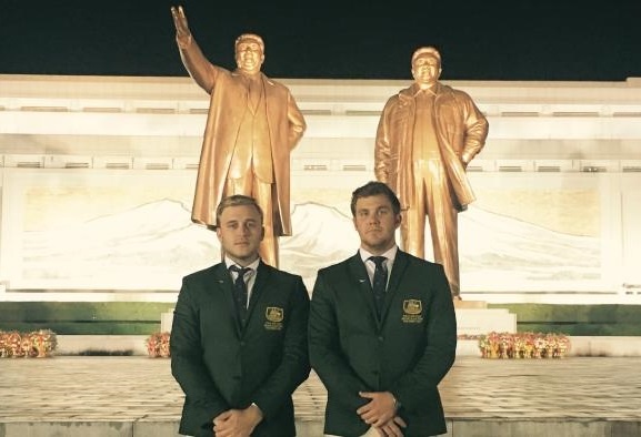 2 nguoi gia mao golf thu, lieu linh sang Trieu Tien thi dau hinh anh