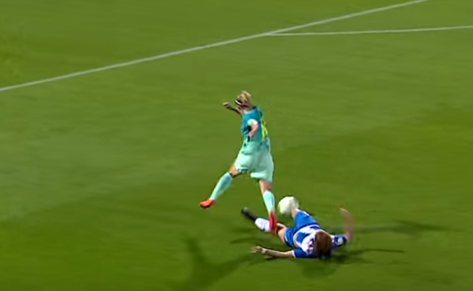 ‘Messi nu’ lua bong qua 6 doi thu roi ghi ban hinh anh