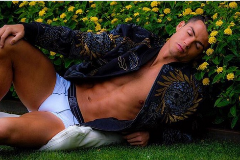 Ronaldo đăng ảnh tạo dáng bên bụi hoa ảnh 1 Ronaldo dang anh tao dang ben bui hoa anh 1