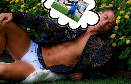 Ronaldo đăng ảnh tạo dáng bên bụi hoa ảnh 3 Ronaldo dang anh tao dang ben bui hoa anh 3