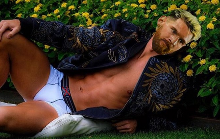 Ronaldo đăng ảnh tạo dáng bên bụi hoa ảnh 2 Ronaldo dang anh tao dang ben bui hoa anh 2