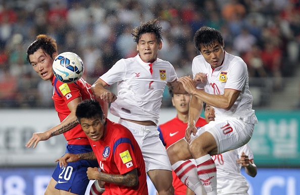 Dinh nghi an ban do, 4 cau thu Lao bi cam thi dau hinh anh