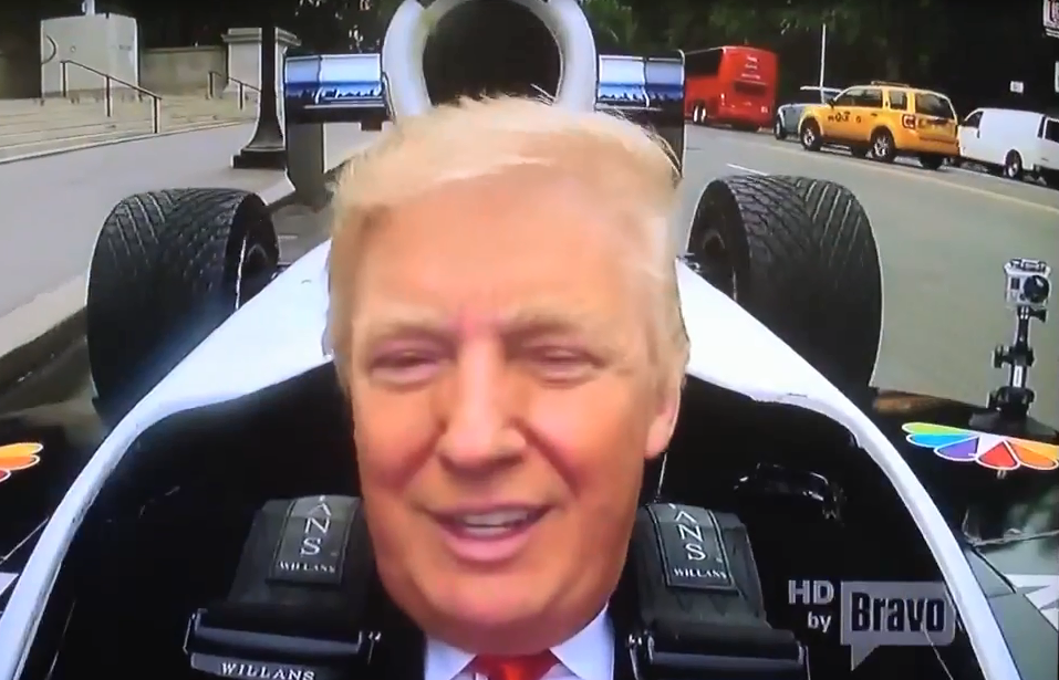 Tay lai huyen thoai cho ong Trump dao pho bang xe dua hinh anh