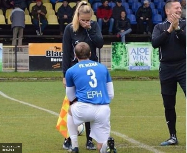 nu trong tai duoc cau thu cau hon anh 1