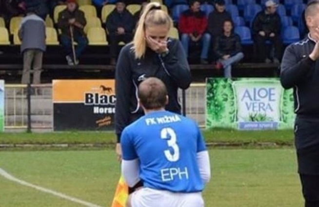 Cau thu cau hon nu trong tai xinh dep ngay tren san hinh anh