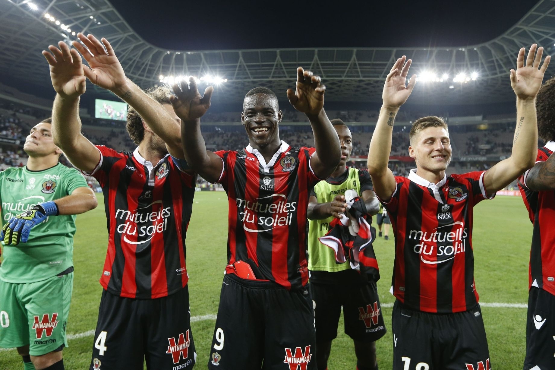 Kiểu ăn mừng của Balotelli khi Nice vô địch ảnh 1 Kieu an mung cua Balotelli khi Nice vo dich anh 1