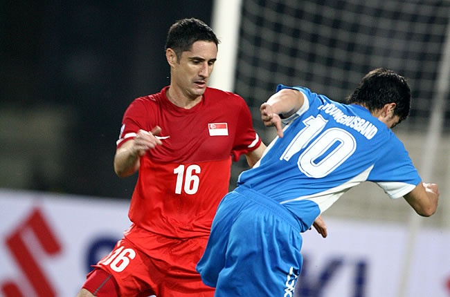 Lao tuong nhap tich 38 tuoi pha ky luc khoac ao Singapore hinh anh