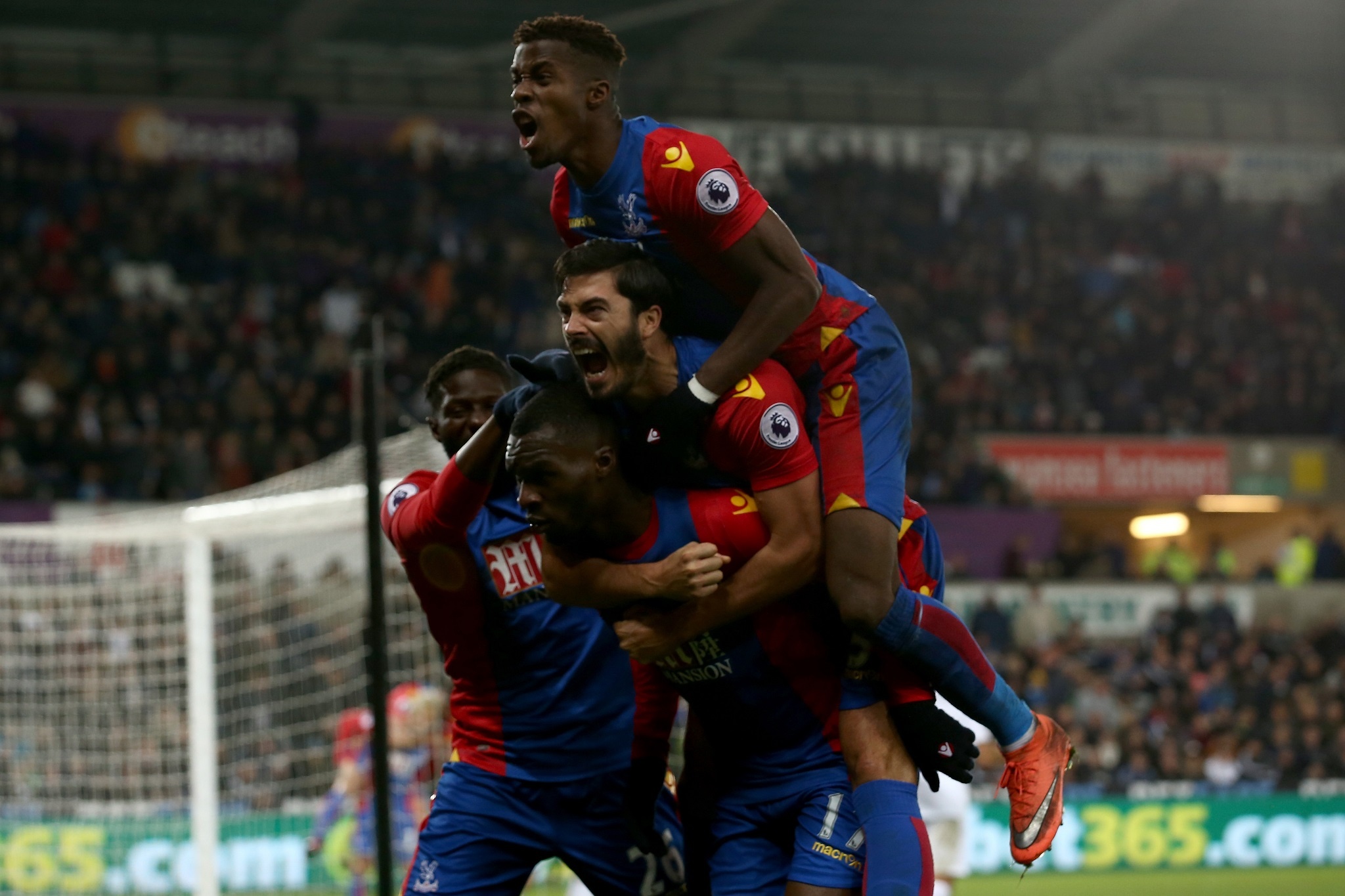 Tran Swansea 5-4 Crystal Palace anh 9