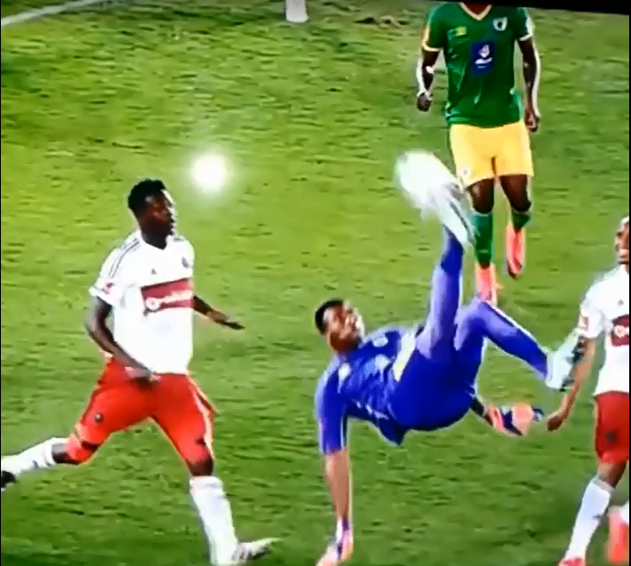 thủ môn tung người móc bóng ghi bàn ảnh 1 thu mon tung nguoi moc bong ghi ban anh 1