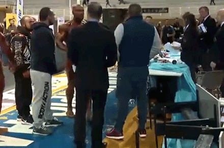 Hut vo dich, VDV the hinh tat manh vao mat trong tai hinh anh