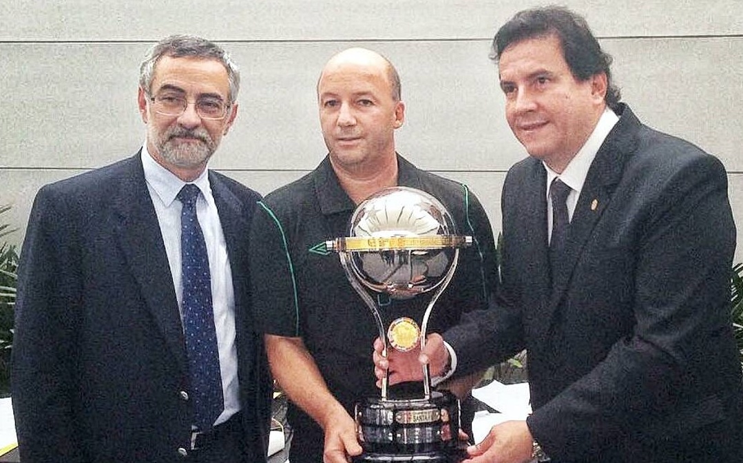 Nha vo dich nam 2015 trao cup cho Chapecoense hinh anh