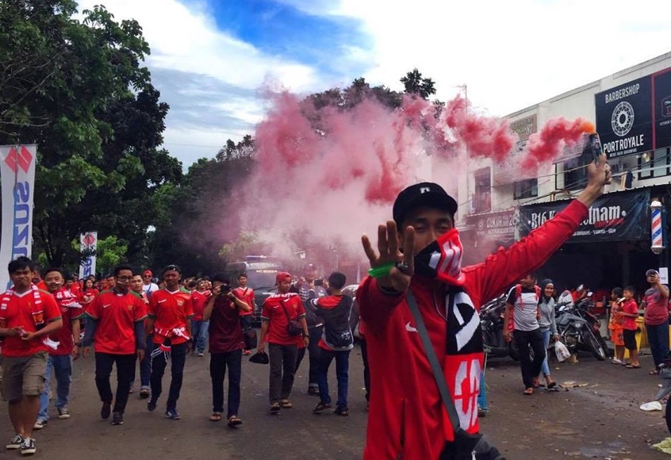 Co dong vien Indonesia ap dao fan Viet Nam voi phao khoi hinh anh