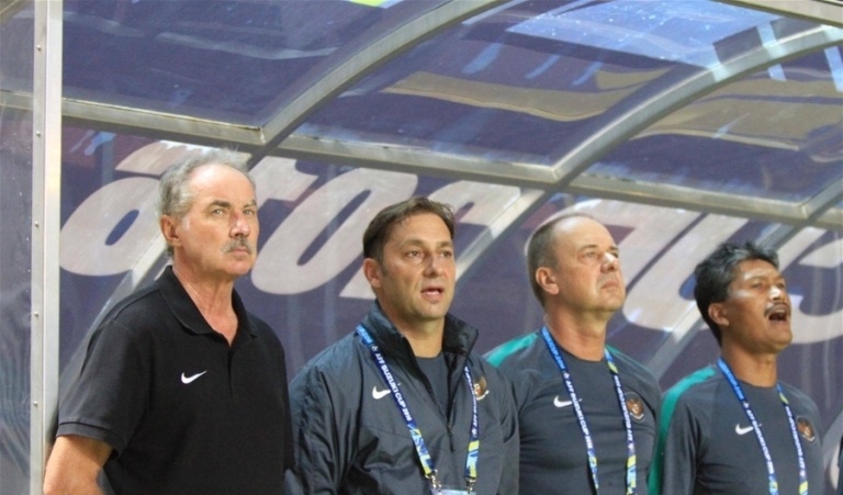 Bao Indonesia nhan manh su kho xu cua ong Riedl hinh anh