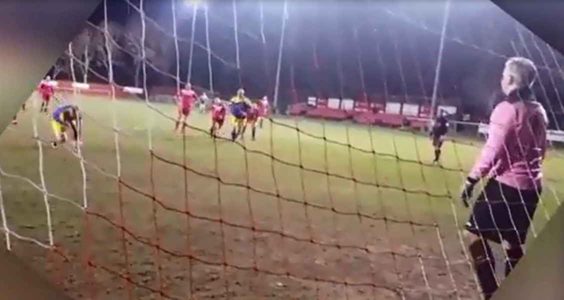 Cu sut penalty cua lao tuong 40 tuoi hinh anh